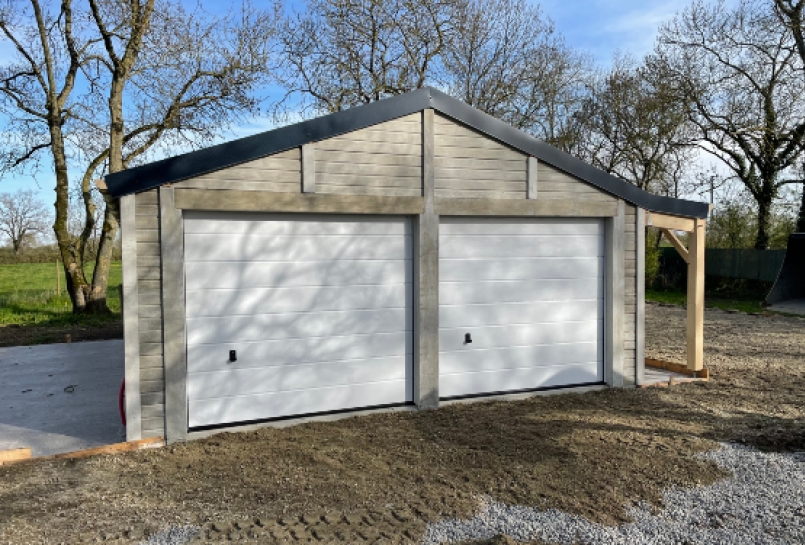 Double garage en béton aspect bois avec bûcher